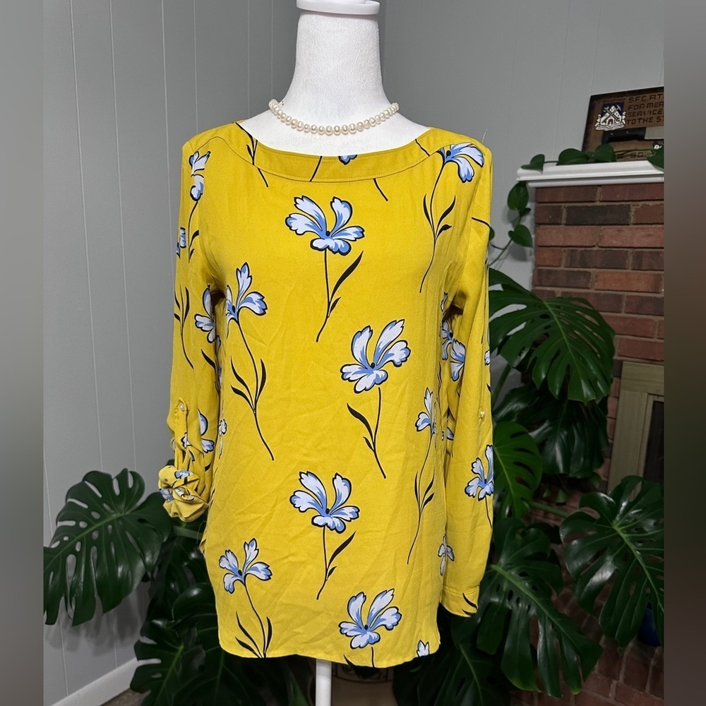 🛍️ Loft Roll up sleeve blouse size XS excellent condition.
